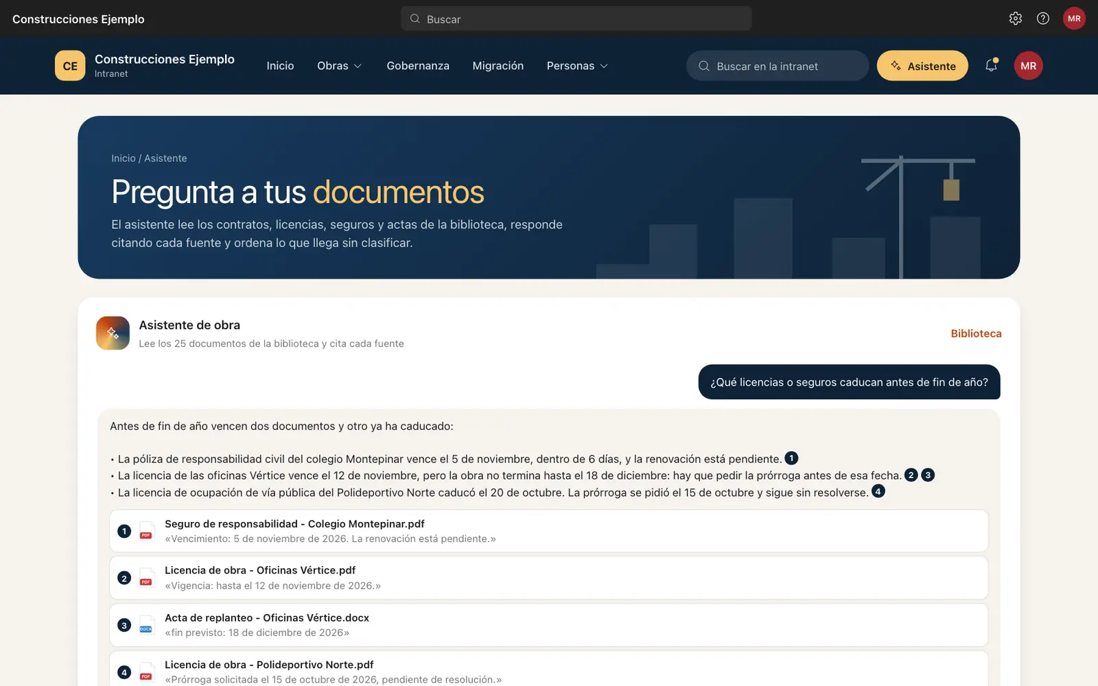 Asistente de la intranet respondiendo qué licencias y seguros caducan antes de fin de año, con cuatro documentos citados